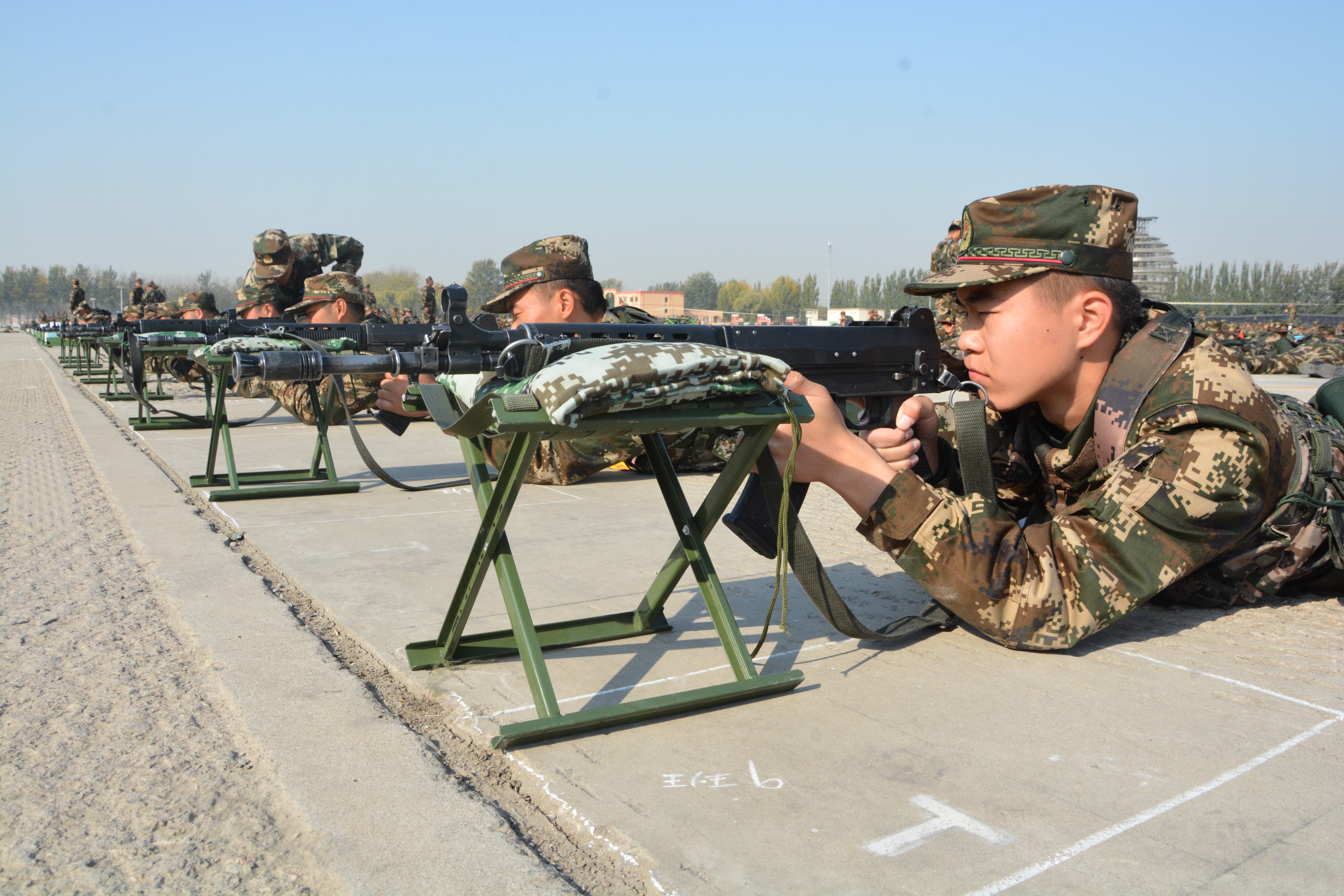 射击高手冷眼射击，稳中求胜